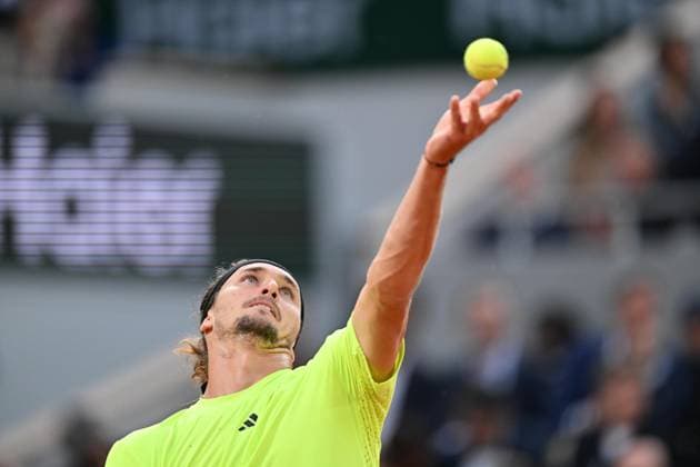 2025 Roland-Garros - Day 11 PARIS, FRANCE - JUNE 4: Alexander Zverev of Germany in action against Novak Djokovic (not seen) of Serbia during the Men s Singles Quarter Final match on Day Eleven of the 2025 French Open at Court Philippe-Chatrier in Paris, France on June 4, 2025. Mustafa Yalcin Anadolu Paris France. Editorial use only. Please get in touch for any other usage.  Copyright: x2025xAnadoluxMustafaxYalcinx