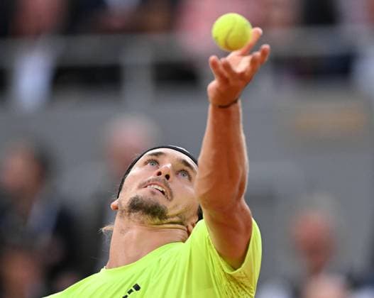 2025 Roland-Garros - Day 11 PARIS, FRANCE - JUNE 4: Alexander Zverev of Germany in action against Novak Djokovic (not seen) of Serbia during the Men s Singles Quarter Final match on Day Eleven of the 2025 French Open at Court Philippe-Chatrier in Paris, France on June 4, 2025. Mustafa Yalcin Anadolu Paris France. Editorial use only. Please get in touch for any other usage.  Copyright: x2025xAnadoluxMustafaxYalcinx