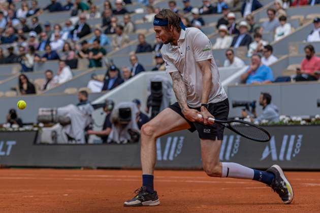 2025 French Open - Day Eleven Alexander Bublik returns the ball against Jannik Sinner at the Roland Garros Grand Slam Tournament in Paris, France, on June 4, 2025. Paris France  Copyright: xRobertxSzaniszlox originalFilename:szaniszlo-notitle250604_npNaC.jpg