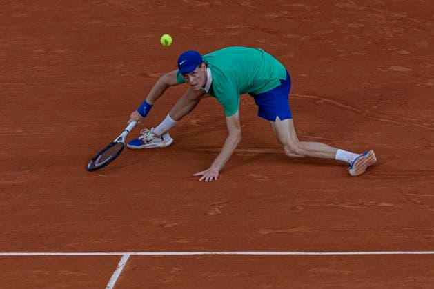 2025 French Open - Day Eleven Jannik Sinner returns the ball against Alexander Bublik at the Roland Garros Grand Slam Tournament in Paris, France, on June 4, 2025. Paris France  Copyright: xRobertxSzaniszlox originalFilename:szaniszlo-notitle250604_npux5.jpg