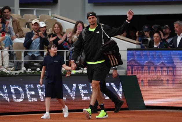 ROLAND GARROS 2025 Thierry Larret MAXPPP - PARIS (75) 04 06 2025 Thierry Larret Maxppp. Tennis. Roland Garros 2025. Internationaux de France de tennis. Stade Roland Garros, Paris (75).Le 4 juin 2025. Court Philippe Chatrier : Alexander ZVEREV (GER) vs Novak DJOKOVIC (SRB) PARIS (75) STADE ROLAND GARROS PARIS ILE DE FRANCE FRANCE  Copyright: xMAXPPPxThierryxLarretx TLR202506047012 TLR202506047012