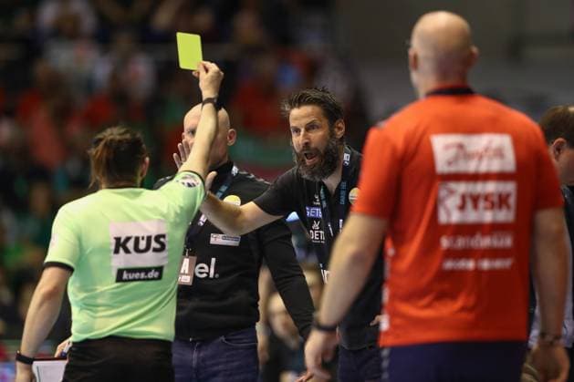 04 06 2025, xtgx, Handball, Daikin HBL, SC Magdeburg SG Flensburg Handewitt v l Bennet Wiegert Magdeburg, Coach Yellow card, yellow card Magdeburg
