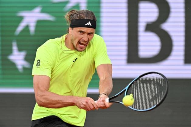2025 Roland-Garros - Day 11 PARIS, FRANCE - JUNE 4: Alexander Zverev of Germany in action against Novak Djokovic (not seen) of Serbia during the Men s Singles Quarter Final match on Day Eleven of the 2025 French Open at Court Philippe-Chatrier in Paris, France on June 4, 2025. Mustafa Yalcin Anadolu Paris France. Editorial use only. Please get in touch for any other usage.  Copyright: x2025xAnadoluxMustafaxYalcinx