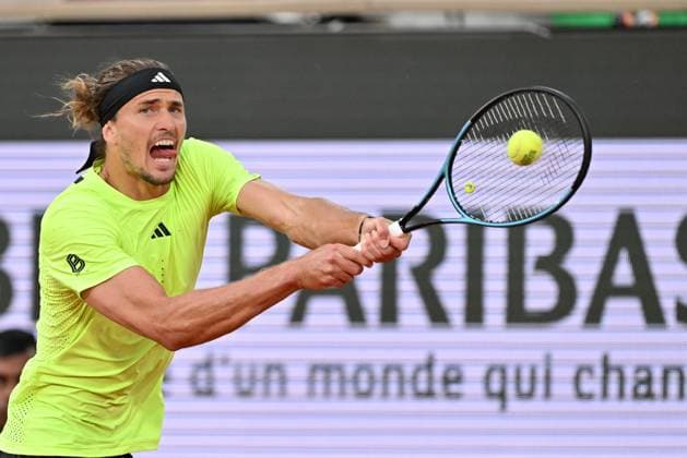 2025 Roland-Garros - Day 11 PARIS, FRANCE - JUNE 4: Alexander Zverev of Germany in action against Novak Djokovic (not seen) of Serbia during the Men s Singles Quarter Final match on Day Eleven of the 2025 French Open at Court Philippe-Chatrier in Paris, France on June 4, 2025. Mustafa Yalcin Anadolu Paris France. Editorial use only. Please get in touch for any other usage.  Copyright: x2025xAnadoluxMustafaxYalcinx