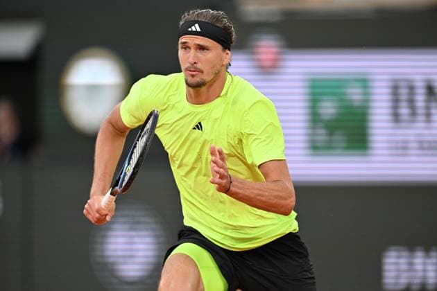 2025 Roland-Garros - Day 11 PARIS, FRANCE - JUNE 4: Alexander Zverev of Germany in action against Novak Djokovic (not seen) of Serbia during the Men s Singles Quarter Final match on Day Eleven of the 2025 French Open at Court Philippe-Chatrier in Paris, France on June 4, 2025. Mustafa Yalcin Anadolu Paris France. Editorial use only. Please get in touch for any other usage.  Copyright: x2025xAnadoluxMustafaxYalcinx