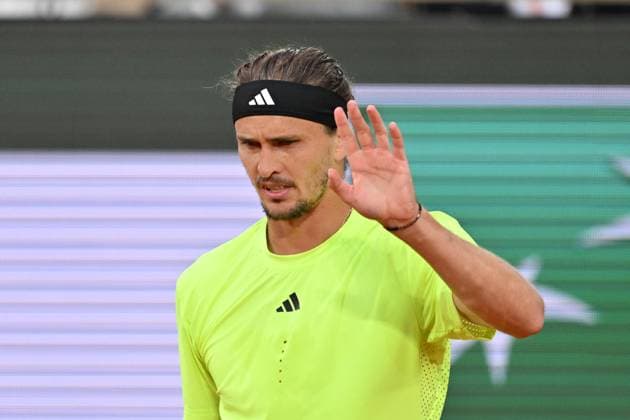 2025 Roland-Garros - Day 11 PARIS, FRANCE - JUNE 4: Alexander Zverev of Germany in action against Novak Djokovic (not seen) of Serbia during the Men s Singles Quarter Final match on Day Eleven of the 2025 French Open at Court Philippe-Chatrier in Paris, France on June 4, 2025. Mustafa Yalcin Anadolu Paris France. Editorial use only. Please get in touch for any other usage.  Copyright: x2025xAnadoluxMustafaxYalcinx
