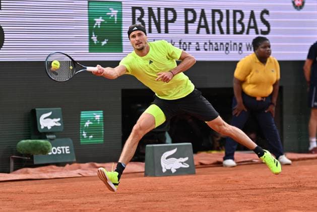 2025 Roland-Garros - Day 11 PARIS, FRANCE - JUNE 4: Alexander Zverev of Germany in action against Novak Djokovic (not seen) of Serbia during the Men s Singles Quarter Final match on Day Eleven of the 2025 French Open at Court Philippe-Chatrier in Paris, France on June 4, 2025. Mustafa Yalcin Anadolu Paris France. Editorial use only. Please get in touch for any other usage.  Copyright: x2025xAnadoluxMustafaxYalcinx