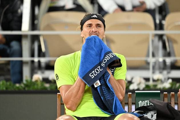 2025 Roland-Garros - Day 11 PARIS, FRANCE - JUNE 04: Alexander Zverev of Germany resting and wiping his face with a towel as he plays against Novak Djokovic of Serbia (not seen) during the Men s Singles Quarter Final match on Day Eleven of the 2025 French Open at Roland Garros on June 04, 2025 in Paris, France. Mustafa Yalcin Anadolu Paris France. Editorial use only. Please get in touch for any other usage.  Copyright: x2025xAnadoluxMustafaxYalcinx
