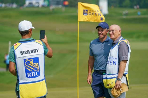Sport Bilder des Tages June 4, 2025, Alton, On, CANADA: Rory McIlroy poses for photos with a caddy of one of his playing partners during the RBC Canadian Open Golf Pro Am in Alton, Ont., Wednesday, June 4, 2025. 20250604 RBC CANADIAN OPEN PRO AM  - ZUMAc35_ 20250604_zaf_c35_098 Copyright: xPeterxPowerx