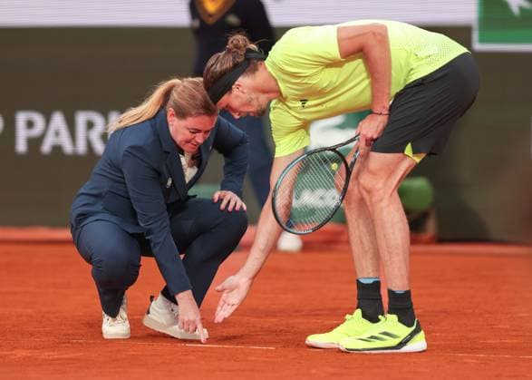 Alexander Zverev argues on court with umpire Louise Engzell about a ball mark on the line Tennis French Open 2025 Roland Garros Paris France 4 June 2025 Copyright: xJuergenxHasenkopfx