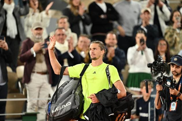 2025 Roland-Garros - Day 11 PARIS, FRANCE - JUNE 04: Alexander Zverev greets spectators as Novak Djokovic (not seen) of Serbia celebrates after winning the Men s Singles Quarter Final match on Day Eleven of the 2025 French Open at Roland Garros on June 04, 2025 in Paris, France. Mustafa Yalcin Anadolu Paris France. Editorial use only. Please get in touch for any other usage.  Copyright: x2025xAnadoluxMustafaxYalcinx