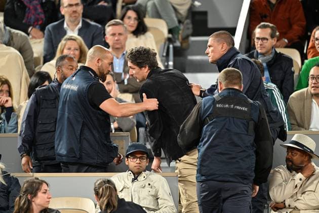 2025 Roland-Garros - Day 11 PARIS, FRANCE - JUNE 04: Security members escort a spectator out during the Men s Singles Quarter Final match between Alexander Zverev of Germany and Novak Djokovic of Serbia on Day Eleven of the 2025 French Open at Roland Garros on June 04, 2025 in Paris, France. Mustafa Yalcin Anadolu Paris France. Editorial use only. Please get in touch for any other usage.  Copyright: x2025xAnadoluxMustafaxYalcinx