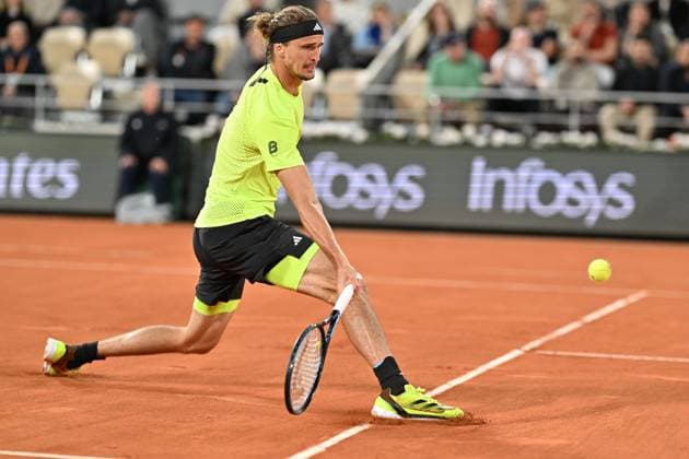 2025 Roland-Garros - Day 11 PARIS, FRANCE - JUNE 4: Alexander Zverev of Germany in action against Novak Djokovic (not seen) of Serbia during the Men s Singles Quarter Final match on Day Eleven of the 2025 French Open at Court Philippe-Chatrier in Paris, France on June 4, 2025. Mustafa Yalcin Anadolu Paris France. Editorial use only. Please get in touch for any other usage.  Copyright: x2025xAnadoluxMustafaxYalcinx