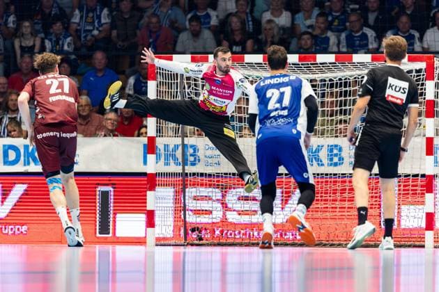 04 06 2025, GER, Handball, Men, Season 24 25, 1 Daikin Handball Bundesliga, 33 Matchday, ThSV Eisenach 1 VfL Potsdam Nils Fuhrmann 1 VfL Potsdam Matija Spikic ThSV Eisenach,1 99817 Eisenach Werner Assmann Halle Am Sportp Thueringen Germany