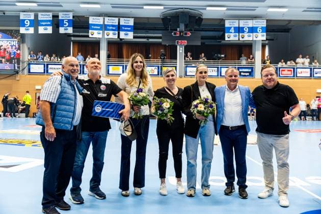 04 06 2025, GER, Handball, Men, Season 24 25, 1 Daikin Handball Bundesliga, Matchday 33, ThSV Eisenach 1 VfL Potsdam shortly before the start of the match, Thueringer HC is honored for winning the EHF Cup title, with Herbert Mueller, Anika Niederwieser, Lydia Jakubisova and Dinah Eckerle 99817 Eisenach Werner Assmann Halle Am Sportp Thueringen Germany
