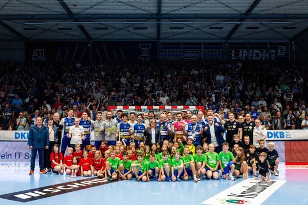 04 06 2025, GER, Handball, Men, Season 24 25, 1 Daikin Handball Bundesliga, 33 Matchday, ThSV Eisenach 1 VfL Potsdam Team photo Team photo with together with the Sponsor of the Day Koetter Security and the run-in children 99817 Eisenach Werner Assmann Halle Am Sportp Thueringen Germany