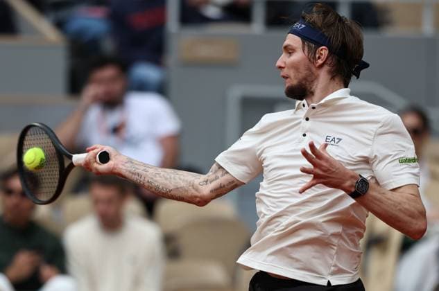 (250605) -- PARIS, June 5, 2025 -- Alexander Bublik returns a shot during the men s singles quarterfinal match between Jannik Sinner of Italy and Alexander Bublik of Kazakhstan at the French Open tennis tournament at Roland Garros, Paris, France, June 4, 2025. ) (SP)FRANCE-PARIS-TENNIS-FRENCH OPEN-MEN S SINGLES-QUARTERFINAL LixJing 