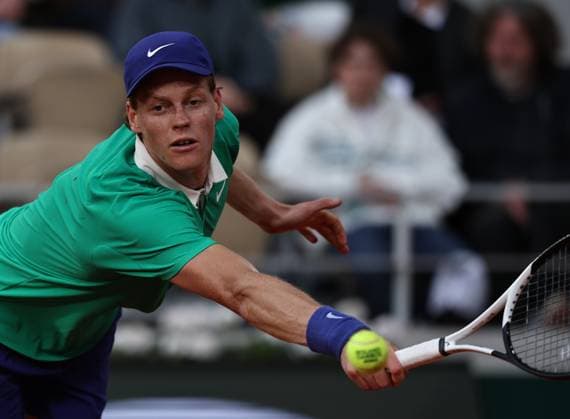 (250605) -- PARIS, June 5, 2025 -- Jannik Sinner returns a shot during the men s singles quarterfinal match between Jannik Sinner of Italy and Alexander Bublik of Kazakhstan at the French Open tennis tournament at Roland Garros, Paris, France, June 4, 2025. ) (SP)FRANCE-PARIS-TENNIS-FRENCH OPEN-MEN S SINGLES-QUARTERFINAL LixJing 