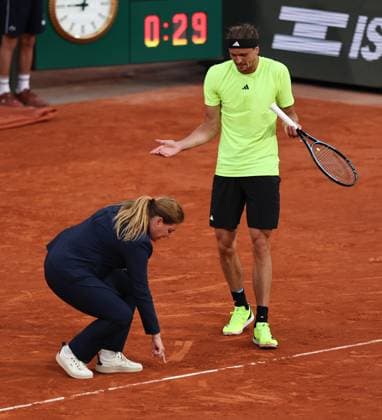 (250605) -- PARIS, June 5, 2025 -- Alexander Zverev argues with the umpire during the men s singles quarterfinal match between Alexander Zverev of Germany and Novak Djokovic of Serbia at the French Open tennis tournament at Roland Garros, Paris, France, June 4, 2025. ) (SP)FRANCE-PARIS-TENNIS-FRENCH OPEN-MEN S SINGLES-QUARTERFINAL LixJing 
