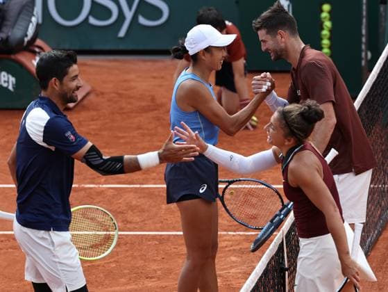 (250605) -- PARIS, June 5, 2025 -- Zhang Shuai(2nd L) Marcelo Arevalo(1st L) and Sara Errani(2nd R) Andrea Vavassori shake hands after the mixed doubles semifinal match between Zhang Shuai of China Marcelo Arevalo of El Salvador and Sara Errani Andrea Vavassori of Italy at the French Open tennis tournament at Roland Garros, Paris, France, June 4, 2025. ) (SP)FRANCE-PARIS-TENNIS-FRENCH OPEN-MIXED DOUBLES-SEMIFINAL LixJing 