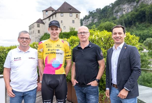 04 06 2025, Feldkirch, AUT, Tour of Austria 2025, Presentation of the Tour of Austria, in the picture from left Jürgen Schatzmann OK Leiter , Dominik Amann Team Vorarlberg , Kevin Netzer facts Marketing left to right Jürgen Schatzmann Head of the organization team Dominik Amann Team Vorarlberg Kevin Netzer facts Marketing during the Presentation of the Tour of Austria 2025 in Feldkirch, Austria on 2025 06 04 Expa Feldkirch  EP_gro