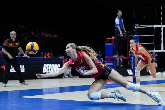 (250605) -- BEIJING, June 5, 2025 -- Silke Van Avermaet (Front) of Belgium saves the ball during the Pool 3 match between Belgium and Thailand at the Women s Volleyball Nations League (VNL) 2025 at the National Indoor Stadium in Beijing, China, June 5, 2025. ) (SP)CHINA-BEIJING-VOLLEYBALL-VNL-BELGIUM VS THAILAND (CN) JuxHuanzong 