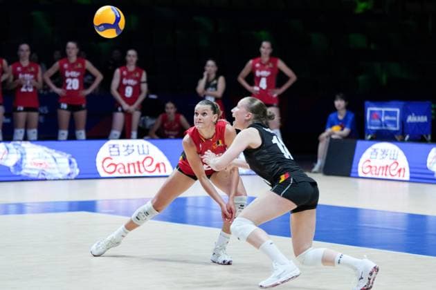 (250605) -- BEIJING, June 5, 2025 -- Britt Herbots (L) and Britt Rampelberg of Belgium compete during the Pool 3 match between Belgium and Thailand at the Women s Volleyball Nations League (VNL) 2025 at the National Indoor Stadium in Beijing, China, June 5, 2025. ) (SP)CHINA-BEIJING-VOLLEYBALL-VNL-BELGIUM VS THAILAND (CN) JuxHuanzong 