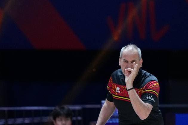 (250605) -- BEIJING, June 5, 2025 -- Kris Vansnick, head coach of Belgium, gestures during the Pool 3 match between Belgium and Thailand at the Women s Volleyball Nations League (VNL) 2025 at the National Indoor Stadium in Beijing, China, June 5, 2025. ) (SP)CHINA-BEIJING-VOLLEYBALL-VNL-BELGIUM VS THAILAND (CN) JuxHuanzong 