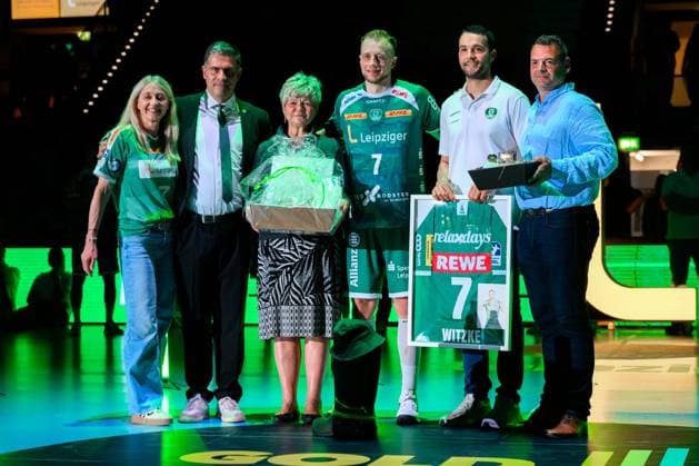 Leipzig HBL 24 25 SC DHfK Leipzig SG BBM Bietigheim Luca Witzke Leipzig with his family and Managing Director Karsten Günther, Sports Director Bastian Roschek Leipzig Quaterback Arena Germany