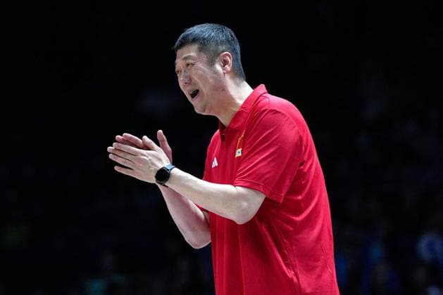 (250605) -- BEIJING, June 5, 2025 -- China s head coach Zhao Yong gestures during the Pool 3 match between China and Poland at the Women s Volleyball Nations League (VNL) 2025 Beijing, at the National Indoor Stadium in Beijing, China, June 5, 2025. ) (SP) CHINA-BEIJING-VOLLEYBALL-VNL-CHINA VS POLAND(CN) JuxHuanzong 
