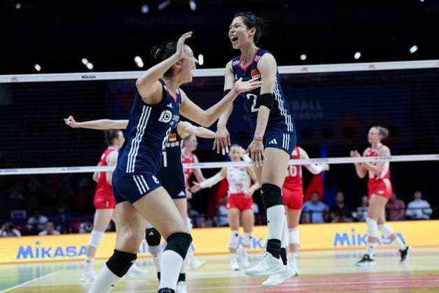 (250605) -- BEIJING, June 5, 2025 -- Zhuang Yushan (front L) and Wan Ziyue (front R) of China celebrate scoring during the Pool 3 match between China and Poland at the Women s Volleyball Nations League (VNL) 2025 Beijing, at the National Indoor Stadium in Beijing, China, June 5, 2025. ) (SP) CHINA-BEIJING-VOLLEYBALL-VNL-CHINA VS POLAND(CN) JuxHuanzong 