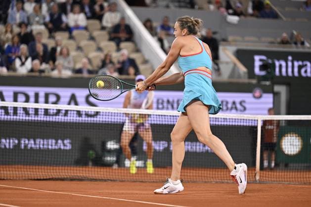2025 Roland-Garros - Day 12 PARIS, FRANCE - JUNE 5: Aryna Sabalenka in action against Iga Swiatek (not seen) of Poland during the Women s Singles semi-final match on Day twelve of the 2025 French Open at Court Philippe-Chatrier in Paris, France on June 5, 2025. Burak Akbulut Anadolu Paris France. Editorial use only. Please get in touch for any other usage.  Copyright: x2025xAnadoluxBurakxAkbulutx