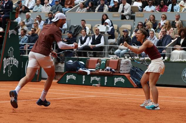 (250605) -- PARIS, June 5, 2025 -- Sara Errani(R) Andrea Vavassori celebrate during the mixed doubles final match between Taylor Townsend Evan King of the United States and Sara Errani Andrea Vavassori of Italy at the French Open tennis tournament at Roland Garros, Paris, France, June 5, 2025. ) (SP)FRANCE-PARIS-TENNIS-FRENCH OPEN-MIXED DOUBLES-FINAL GaoxJing 