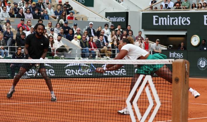 (250605) -- PARIS, June 5, 2025 -- Taylor Townsend(R) Evan King compete during the mixed doubles final match between Taylor Townsend Evan King of the United States and Sara Errani Andrea Vavassori of Italy at the French Open tennis tournament at Roland Garros, Paris, France, June 5, 2025. ) (SP)FRANCE-PARIS-TENNIS-FRENCH OPEN-MIXED DOUBLES-FINAL GaoxJing 