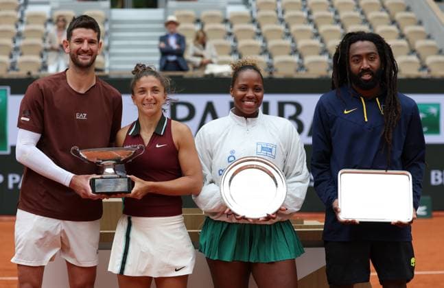 (250605) -- PARIS, June 5, 2025 -- Sara Errani(2nd L) Andrea Vavassori(1st L) and Taylor Townsend(2nd R) Evan King pose for photos during the awarding ceremony after the mixed doubles final match between Taylor Townsend Evan King of the United States and Sara Errani Andrea Vavassori of Italy at the French Open tennis tournament at Roland Garros, Paris, France, June 5, 2025. ) (SP)FRANCE-PARIS-TENNIS-FRENCH OPEN-MIXED DOUBLES-FINAL GaoxJing 