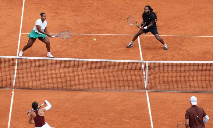 (250605) -- PARIS, June 5, 2025 -- Taylor Townsend(Top L) Evan King(Top R) compete during the mixed doubles final match between Taylor Townsend Evan King of the United States and Sara Errani Andrea Vavassori of Italy at the French Open tennis tournament at Roland Garros, Paris, France, June 5, 2025. ) (SP)FRANCE-PARIS-TENNIS-FRENCH OPEN-MIXED DOUBLES-FINAL GaoxJing 