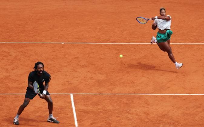 (250605) -- PARIS, June 5, 2025 -- Taylor Townsend(R) Evan King compete during the mixed doubles final match between Taylor Townsend Evan King of the United States and Sara Errani Andrea Vavassori of Italy at the French Open tennis tournament at Roland Garros, Paris, France, June 5, 2025. ) (SP)FRANCE-PARIS-TENNIS-FRENCH OPEN-MIXED DOUBLES-FINAL GaoxJing 