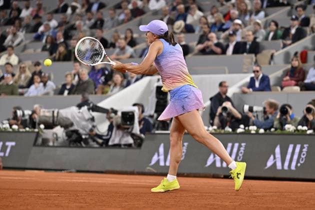 2025 Roland-Garros - Day 12 PARIS, FRANCE - JUNE 5: Iga Swiatek of Poland in action against Aryna Sabalenka (not seen) during the Women s Singles semi-final match on Day Twelve of the 2025 French Open at Court Philippe-Chatrier in Paris, France on June 5, 2025. Burak Akbulut Anadolu Paris France. Editorial use only. Please get in touch for any other usage.  Copyright: x2025xAnadoluxBurakxAkbulutx