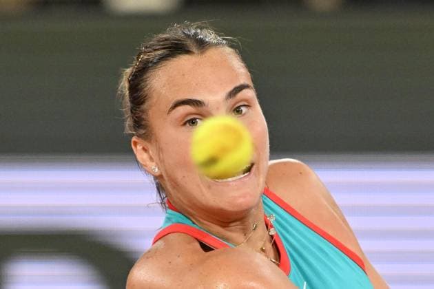 2025 Roland-Garros - Day 12 PARIS, FRANCE - JUNE 5: Aryna Sabalenka in action against Iga Swiatek (not seen) of Poland during the Women s Singles semi-final match on Day twelve of the 2025 French Open at Court Philippe-Chatrier in Paris, France on June 5, 2025. Mustafa Yalcin Anadolu Paris France. Editorial use only. Please get in touch for any other usage.  Copyright: x2025xAnadoluxMustafaxYalcinx
