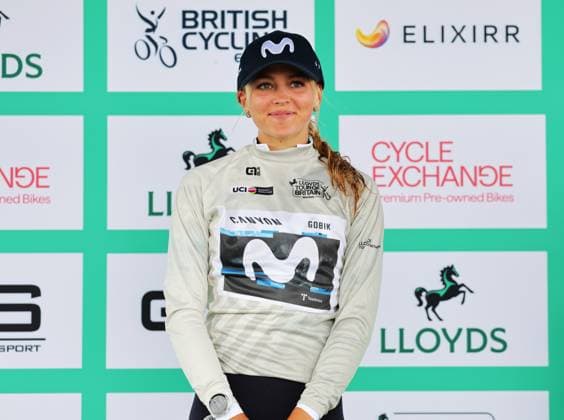 2025 Lloyds Tour of Britain Women Picture by Alex Whitehead SWpix.com - 05 06 2025 - Cycling - UCI Women s World Tour - 2025 Lloyds Tour of Britain Women - Stage 1: Dalby Forest to Redcar - Cat Ferguson (Movistar Team) receives young rider jersey Copyright: x xSWpix.comx(t axPhotographyxHubxLtd)xAlexxWhitehead SWpix.comx SWP-2944-0086