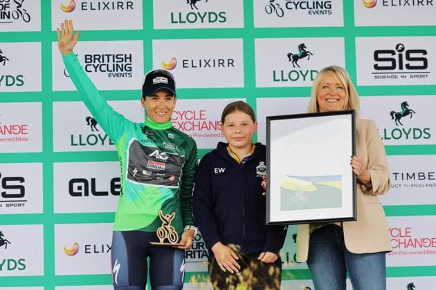 2025 Lloyds Tour of Britain Women Picture by Alex Whitehead SWpix.com - 05 06 2025 - Cycling - UCI Women s World Tour - 2025 Lloyds Tour of Britain Women - Stage 1: Dalby Forest to Redcar - Kim Le Court Pienaar (AG Insurance - Soudal Team) receives the the leaders jersey Copyright: x xSWpix.comx(t axPhotographyxHubxLtd)xAlexxWhitehead SWpix.comx SWP-2944-0089