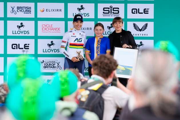 2025 Lloyds Tour of Britain Women Picture by Olly Hassell SWpix.com - 05 06 2025 - Cycling - UCI Women s World Tour - 2025 Lloyds Tour of Britain Women - Stage 1: Dalby Forest to Redcar - Kim Le Court Pienaar (AG Insurance - Soudal Team) most combative rider presentation Copyright: x xSWpix.comx(t axPhotographyxHubxLtd)xOllyxHassell SWpix.comx SWP-2944-0092