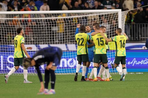 SOCCER AUSTRALIA JAPAN, Socceroos celebrate after winning the 2026 FIFA men s World Cup qualifier match between Australia Socceroos and Japan Samurai Blue at Optus Stadium in Perth, Thursday, June 5, 2025. ( NO ARCHIVING, EDITORIAL USE ONLY PERTH WESTERN AUSTRALIA AUSTRALIA  Copyright: xRICHARDxWAINWRIGHTx 20250605198943213620