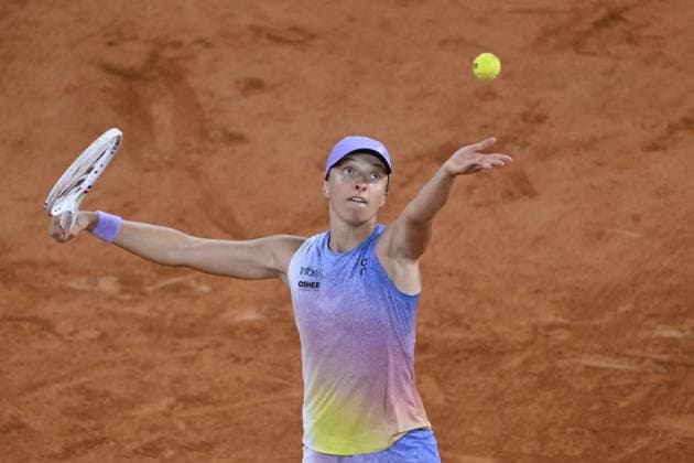 2025 Roland-Garros - Day 12 PARIS, FRANCE - JUNE 5: Iga Swiatek of Poland in action against Aryna Sabalenka (not seen) during the Women s Singles semi-final match on Day Twelve of the 2025 French Open at Court Philippe-Chatrier in Paris, France on June 5, 2025. Burak Akbulut Anadolu Paris France. Editorial use only. Please get in touch for any other usage.  Copyright: x2025xAnadoluxBurakxAkbulutx