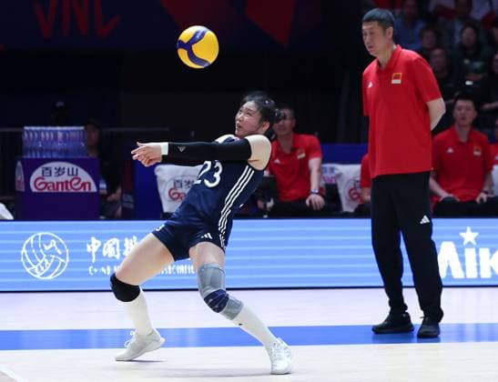 (250605) -- BEIJING, June 5, 2025 -- Zhang Zixuan (L) of China competes during the Pool 3 match between China and Poland at the Women s Volleyball Nations League (VNL) 2025 Beijing, at the National Indoor Stadium in Beijing, China, June 5, 2025. ) (SP)CHINA-BEIJING-VOLLEYBALL-VNL-CHINA VS POLAND (CN) LuoxYuan 
