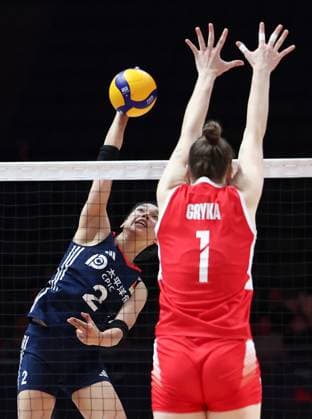 (250605) -- BEIJING, June 5, 2025 -- Zhuang Yushan (L) of China spikes the ball during the Pool 3 match between China and Poland at the Women s Volleyball Nations League (VNL) 2025 Beijing, at the National Indoor Stadium in Beijing, China, June 5, 2025. ) (SP)CHINA-BEIJING-VOLLEYBALL-VNL-CHINA VS POLAND (CN) LuoxYuan 