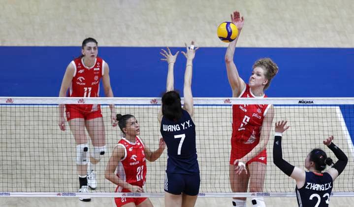 (250605) -- BEIJING, June 5, 2025 -- Agnieszka Korneluk (2nd R) of Poland spikes the ball during the Pool 3 match between China and Poland at the Women s Volleyball Nations League (VNL) 2025 at the National Indoor Stadium in Beijing, China, June 5, 2025. ) (SP)CHINA-BEIJING-VOLLEYBALL-VNL-CHINA VS POLAND (CN) HanxYan 