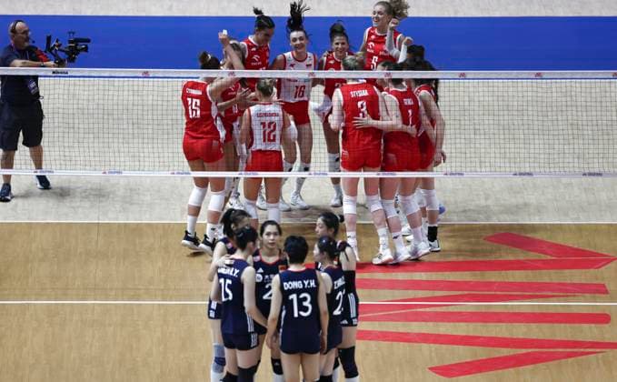 (250605) -- BEIJING, June 5, 2025 -- Players of Poland (Top) celebrate winning the Pool 3 match between China and Poland at the Women s Volleyball Nations League (VNL) 2025 at the National Indoor Stadium in Beijing, China, June 5, 2025. ) (SP)CHINA-BEIJING-VOLLEYBALL-VNL-CHINA VS POLAND (CN) HanxYan 