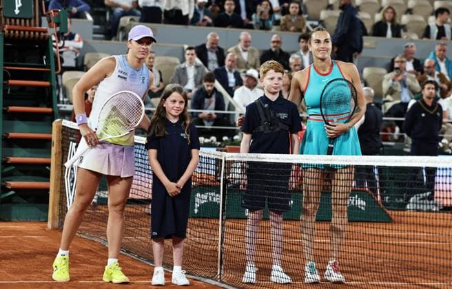 (250605) -- PARIS, June 5, 2025 -- Aryna Sabalenka (1st R) of Belarus and Iga Swiatek (1st L) of Poland pose for photos before the women s singles semifinal at the French Open tennis tournament at Roland Garros, Paris, France, June 5, 2025. ) (SP)FRANCE-PARIS-TENNIS-FRENCH OPEN-WOMEN S SINGLES-SEMIFINAL GaoxJing 