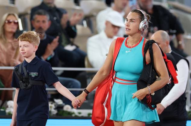 (250605) -- PARIS, June 5, 2025 -- Aryna Sabalenka enters the court before the women s singles semifinal between Aryna Sabalenka of Belarus and Iga Swiatek of Poland at the French Open tennis tournament at Roland Garros, Paris, France, June 5, 2025. ) (SP)FRANCE-PARIS-TENNIS-FRENCH OPEN-WOMEN S SINGLES-SEMIFINALS GaoxJing 